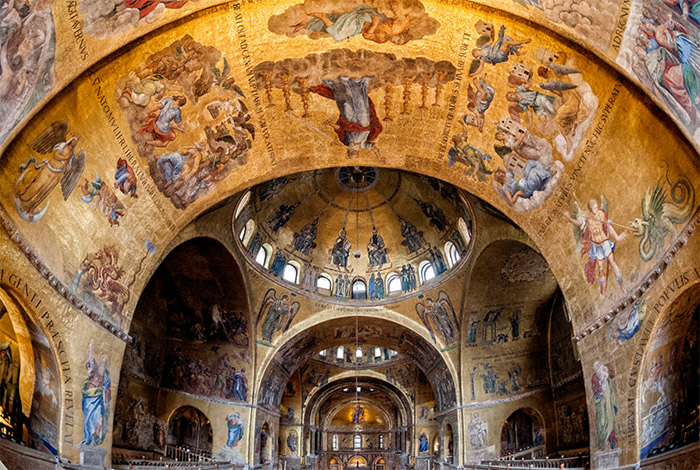 Interno della Basilica di San Marco con mosaici dorati